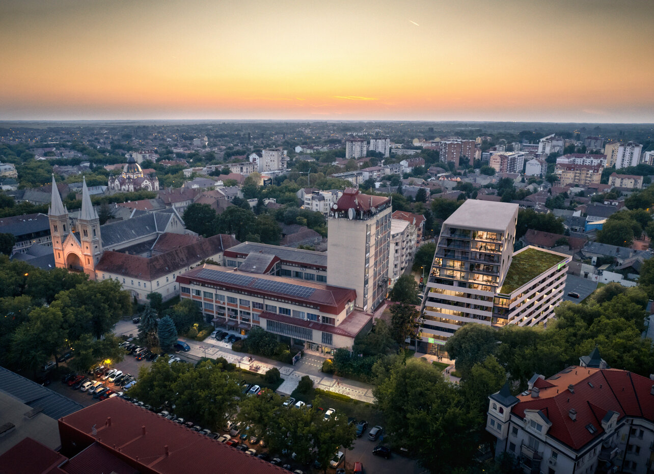 AT 36 STORIES, VU<br />STANDS<br />PROMINENTLY ON<br />MANHATTAN’S<br />EAST SIDE.